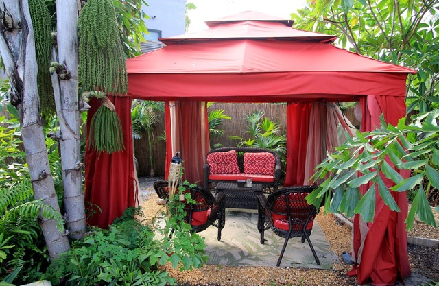 Escapada tropical elegantemente diseñada con piscina privada