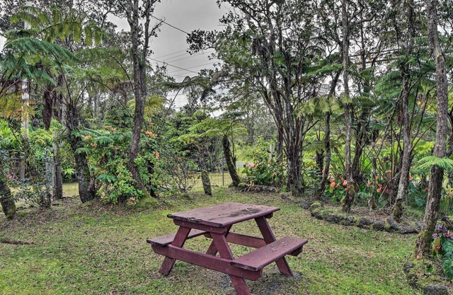 Tropical Volcano Bungalow < 4 Mi to Nat'l Park!