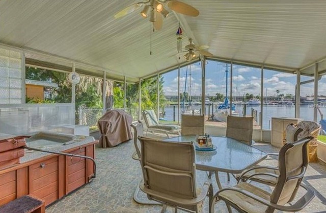 Tropical Waterfront 2 hab. Con capacidad para 6 w / deslizamiento disponible detrás de casa.