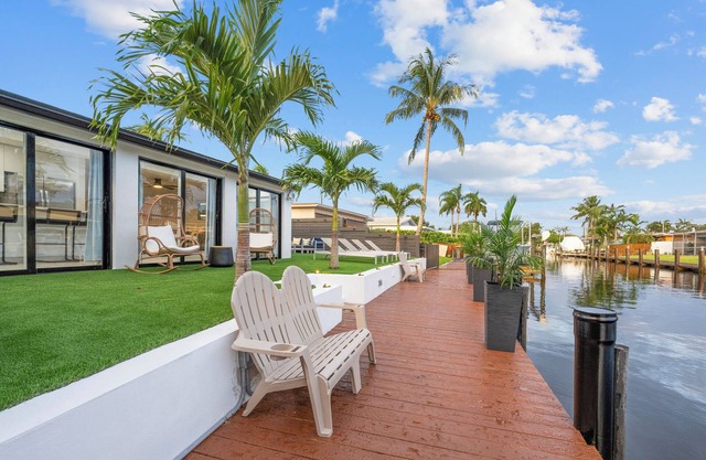 Tropical Waterfront Oasis with Hot Tub Jacuzzi