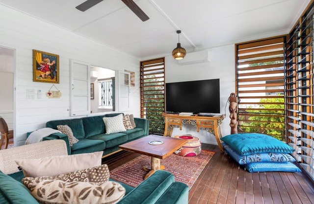 Tropicana Cottage Eclectic Poolside Haven near CBD