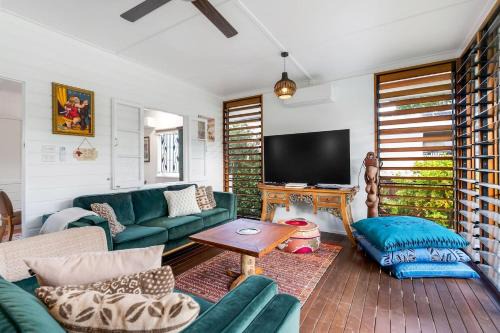 Tropicana Cottage - Eclectic Poolside Haven near CBD