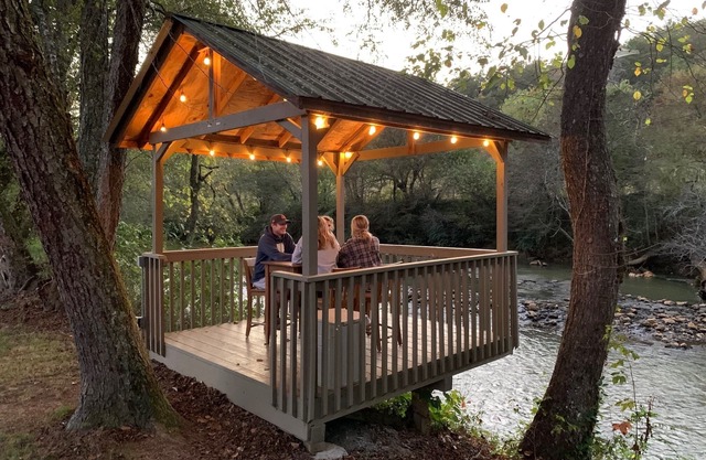 A orillas del río de la trucha Chalet