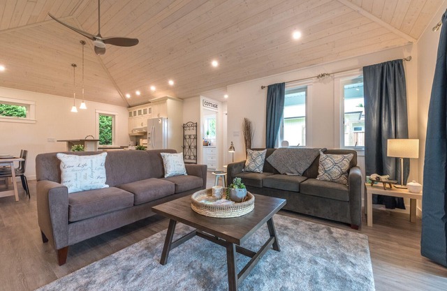 Trout Creek Charmer Pasos al lago Okanagan, canchas de tenis y bodega