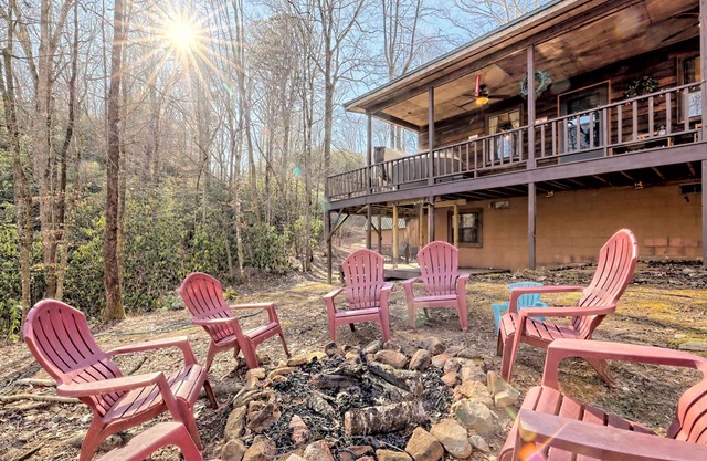 Trout Creek Getaway. 2 bedroom, 2 bathroom cabin on the creek with HOT TUB!