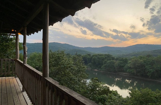 Trout Run Lodge ~ with Gorgeous White River Views
