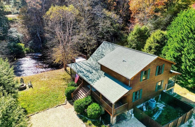 Troutmendous on Toccoa River - Egg Grill, Large Master Bedroom, Screened Porch!
