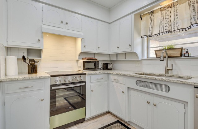 'Tru’ Bohemian' Benbrook Apt: 9 Mi to Fort Worth!