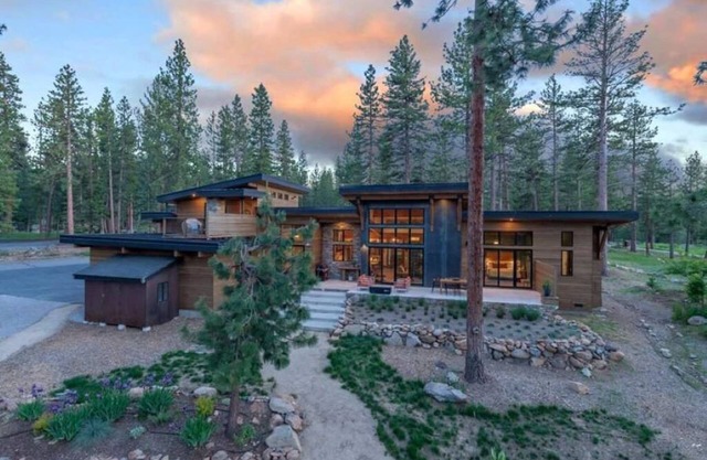 Truckee Modern Mountain Home on 1.4 acres, Surrounded by Pines!
