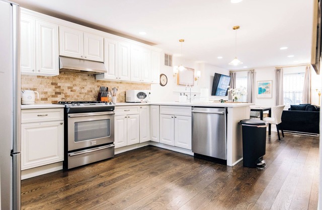 True 2-bed - 20 mins to NYC! Luxury Brownstone