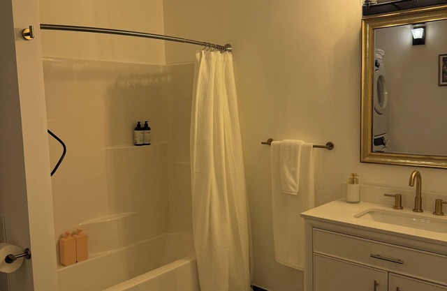 True Loft at Baggs Square-Walking distance to Wynn Hospital