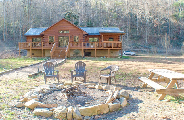 Nueva Log Cabin w / Trout-Stocked Creek: WiFi y jacuzzi!