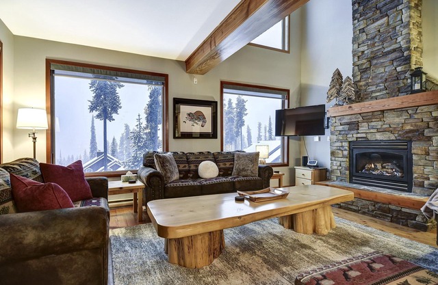 True Ski In/Out 5bed 4bath Chalet with Games room & Private Hot Tub