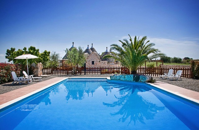 Trulli il Castagno, trulli farmhouse with pool, garden and private tavern