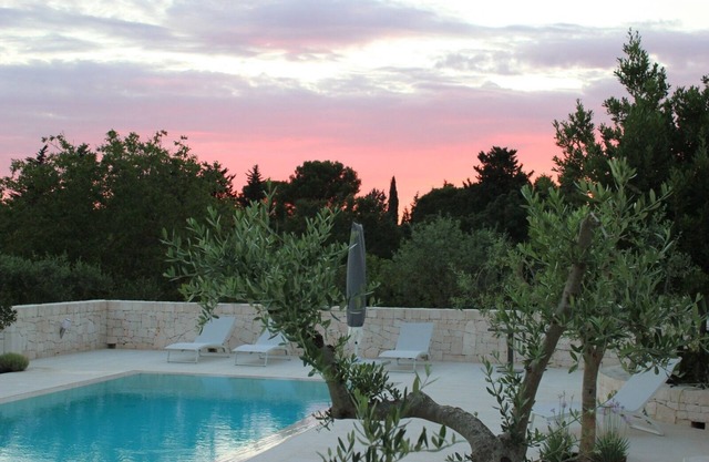 TRULLI CON PISCINA EN EL CAMPO DE PUTIGNANO
