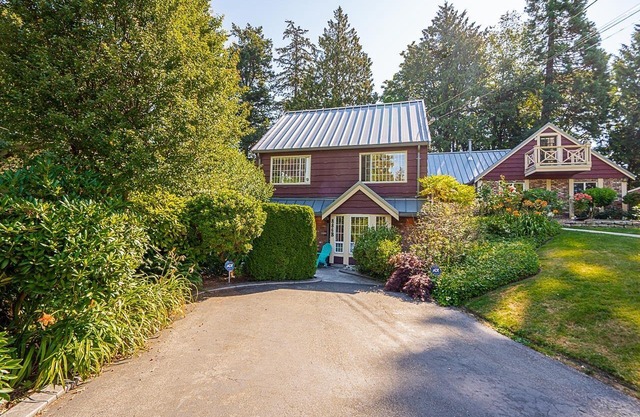Tsawwassen Lovely private Coach House - walk to shopping, beach and restaurants.