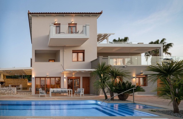 Residencia Tsourlakis! Piscina de 50m2, gimnasio, a poca distancia de tiendas, total privacidad.