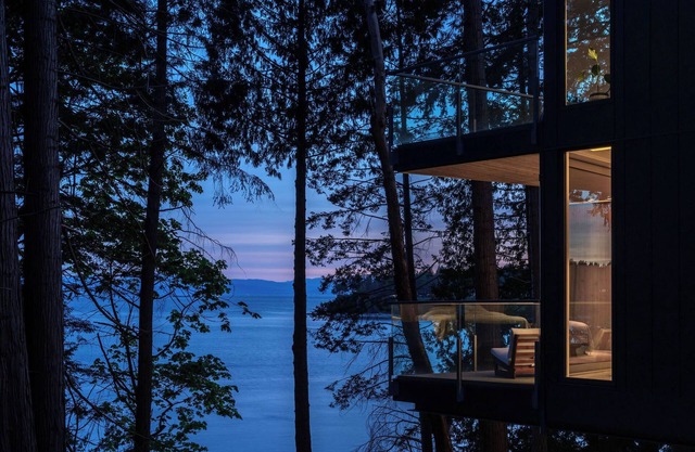 Tsuga Beach Inn - Waterfront Retreat - NEW - Mahonia Room