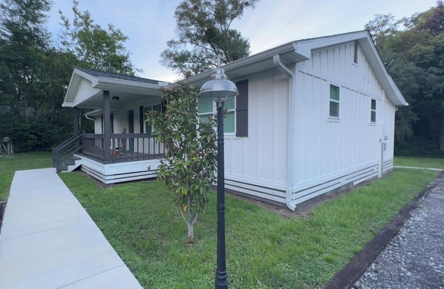 tTree Line Escape 20 Mins to Beaches Cozy + Spacious