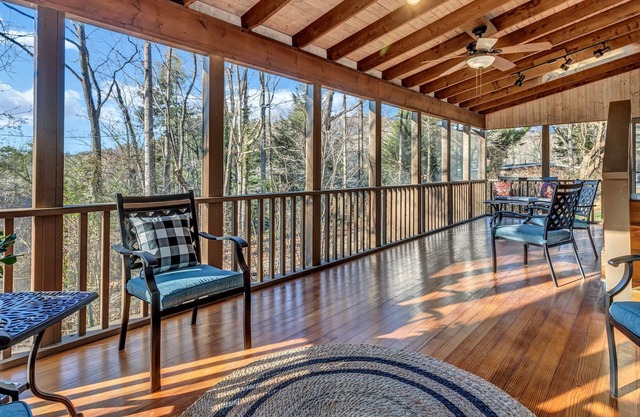 Tucked away Cabin/KingBed/Huge Porch/9min to Ash