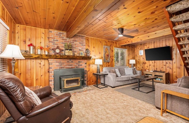 This cabin is a 3 bedroom(s), 1 bathrooms, located in Shaver Lake, CA.