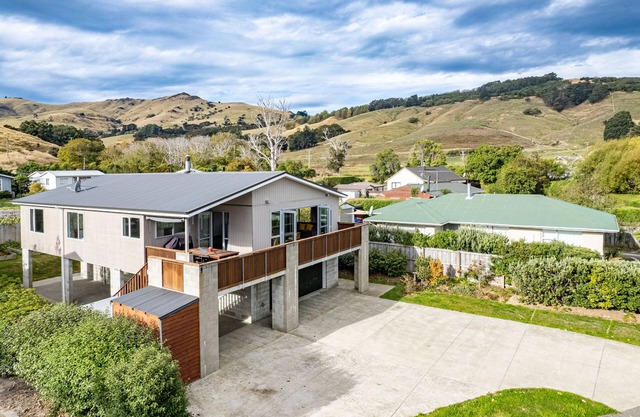 Tui's Retreat - Duvauchelle Holiday Home