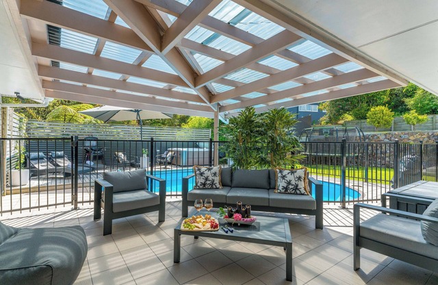 Tuis and Pools - Lake Taupo Holiday Home