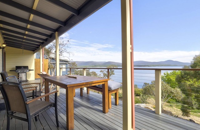 Tulong LakEscape with uninterrupted views of Lake Jindabyne from the balcony