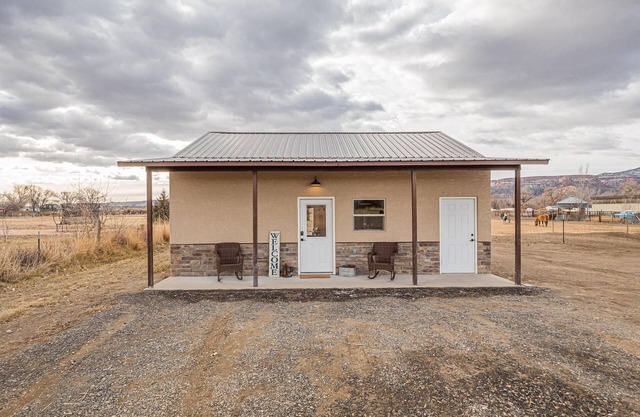 Tumbleweed: Cozy Modern Retreat with Pet Perks