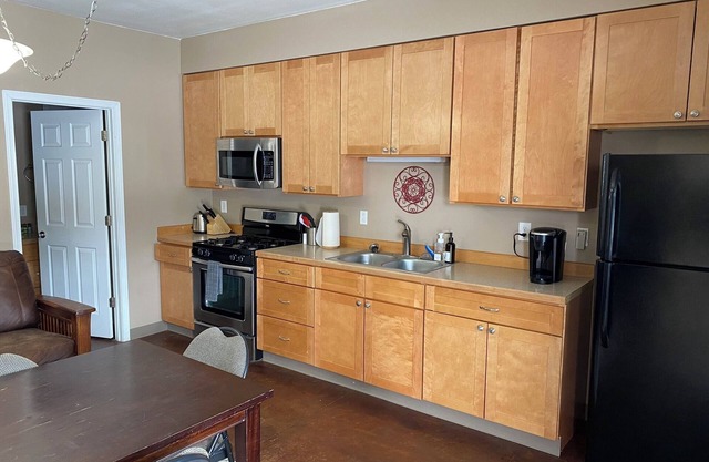 Tundra Apt #2-Modern Comfort in the Last Frontier (For families or casual travelers)