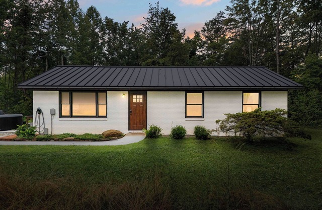 Tupelo Honey Home *EV Charger, Hot Tub, Solar Powered!*