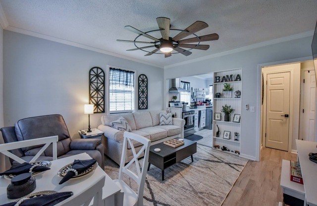 Turner Round - Book for 30 or more days! Quiet Complex.