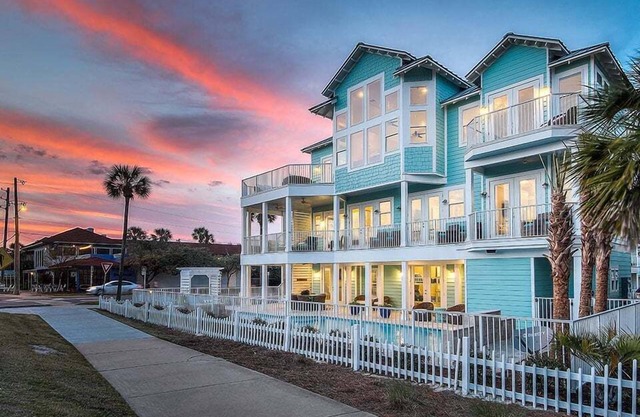 Espectacular Casa de Crystal Beach con Lujosas Piscinas Privadas y Vistas al Golfo