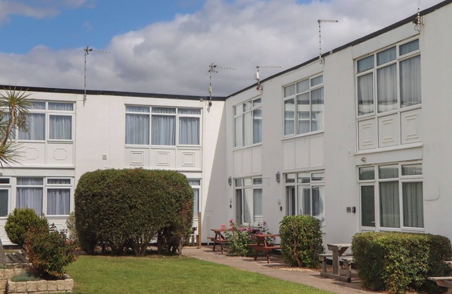 TURTLE CHALET, pet friendly in Dawlish Warren