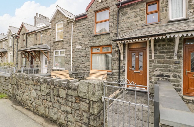 TURTWIG COTTAGE, pet friendly, with open fire in Blaenau Ffestiniog
