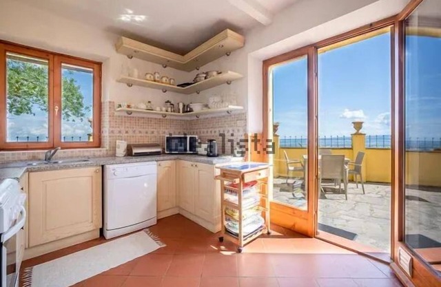 Única casa en la cima de una colina con estupendas vistas y una hermosa piscina.