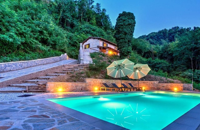 Tuscan villa for 8 people with pool near Lucca.