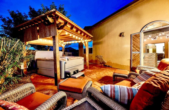 Tuscan Villa Outdoor Living, Jacuzzi & Gym