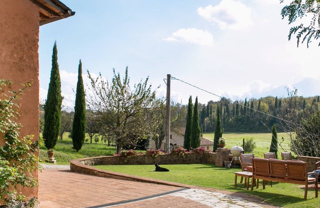 Tuscan Villa: Pool, Hot Tub, A/C, Wi-Fi, Siena