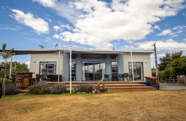 Tussock Retreat - Modern Open Plan, Huge Deck
