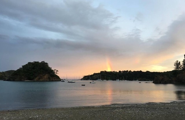 Tutukaka - Church Bay frente a la playa bach
