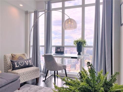 TVHR - Luxury Condos in Heart of Downtown with Breakfast