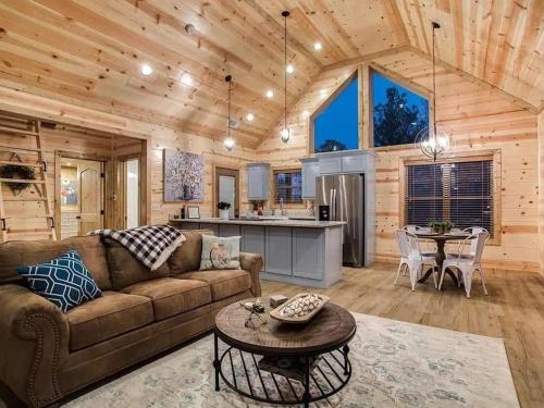 Twilight Pines - Dreamy Cabin w Hot Tub & optional Kids Loft