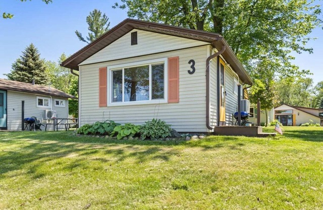 Twin bed cottage with pickleball court