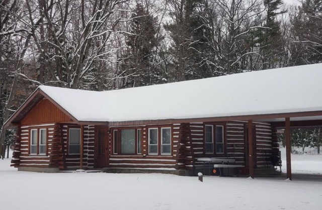 Twin Birch Resort - The Kodiak Cabin: Lake Access with Dock, Rowboat, and Kayak!