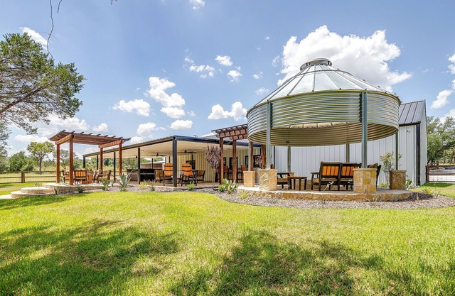 Twin Cedar Creek Ranch Hot Tub, Outdoor Kitchen & Nature Retreat