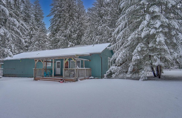 Twin Cedars Getaway, Fenced Yard with Lawn, Deck, BBQ, Dog Friendly