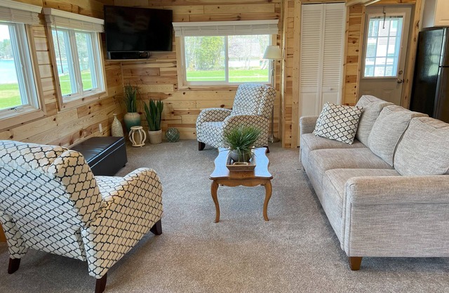 Twin Lake Retreat - Charming 2-bd cottage, with private boat dock on East Twin.