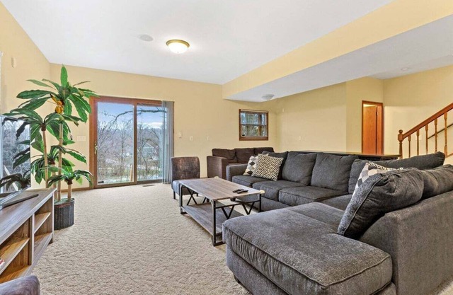 Twin Lakes Dog Friendly Home |Wooded Backyard |Balcony |Short Drive to Alpine & Wilmot Ski Resorts