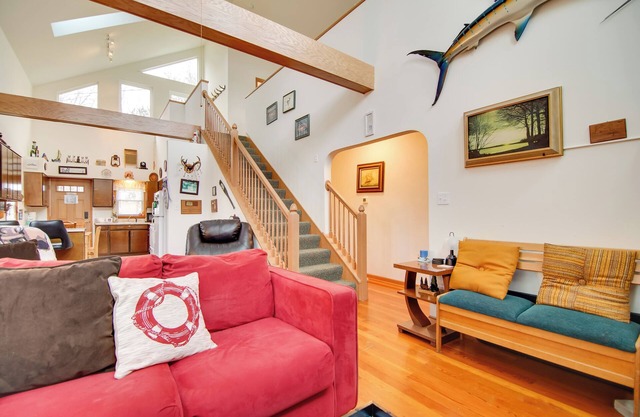 Twin Lakes Home - Walk to Lake Elizabeth!